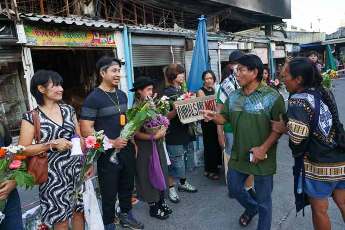 ปะทะคมรมณ์เดือด ผู้ค้าสัตว์เลี้ยงจตุจักร - กลุ่มรณรงค์ค้านขายสัตว์เลี้ยง ปะทะคมรมณ์เดือด ผู้ค้าสัตว์เลี้ยงจตุจักร - กลุ่มรณรงค์ค้านขายสัตว์เลี้ยง