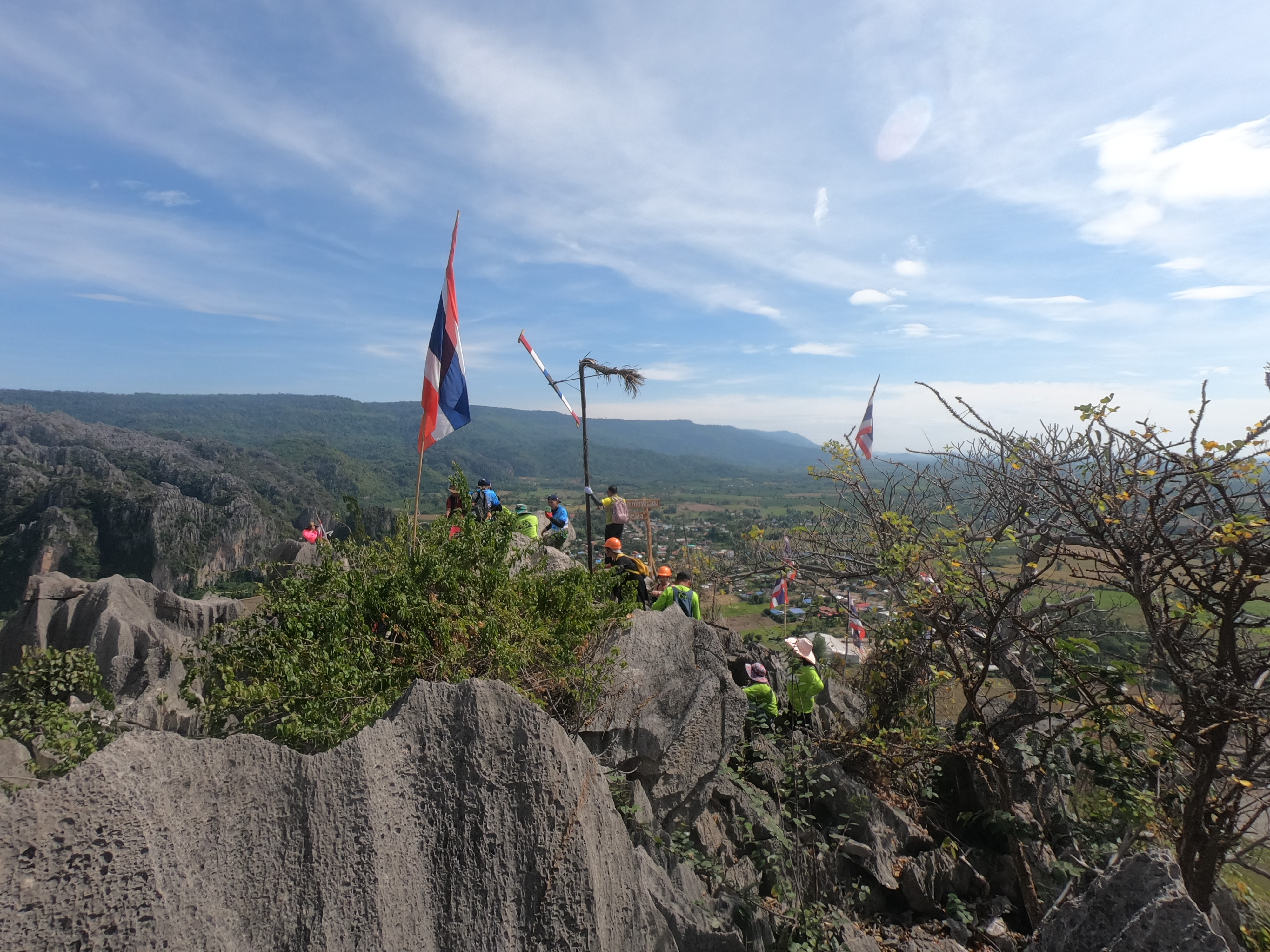 บ้านมุง เปิดขึ้นหินปูนกังหันลม โง่นถ้ำหน่อง ให้นทท.ปีนเขาหินปูน รับลมหนาว บ้านมุง เปิดขึ้นหินปูนกังหันลม โง่นถ้ำหน่อง ให้นทท.ปีนเขาหินปูน รับลมหนาว