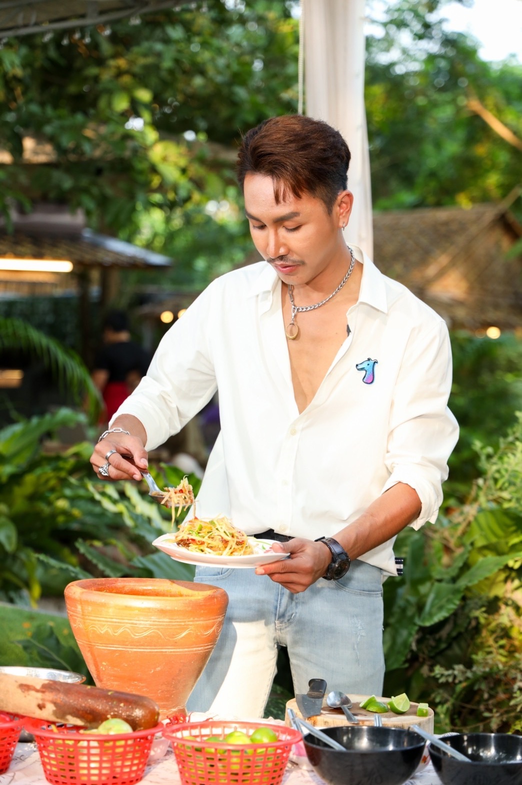 บุกบ้าน!!  “ตรี ชัยณรงค์” หมอลำตำนานมาลัยปีกนกเงินล้าน