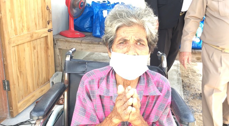 สว.สร้างบ้านมอบรอยยิ้มสู่ชุมชนให้หญิงพิการวัย 70 ปี และครอบครัวบ้านไฟไหม้