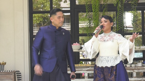 ดา -เดนนิส ควงคู่ เข้าพิธีหมั้นสุดอบอุ่น   (มีคลิป)