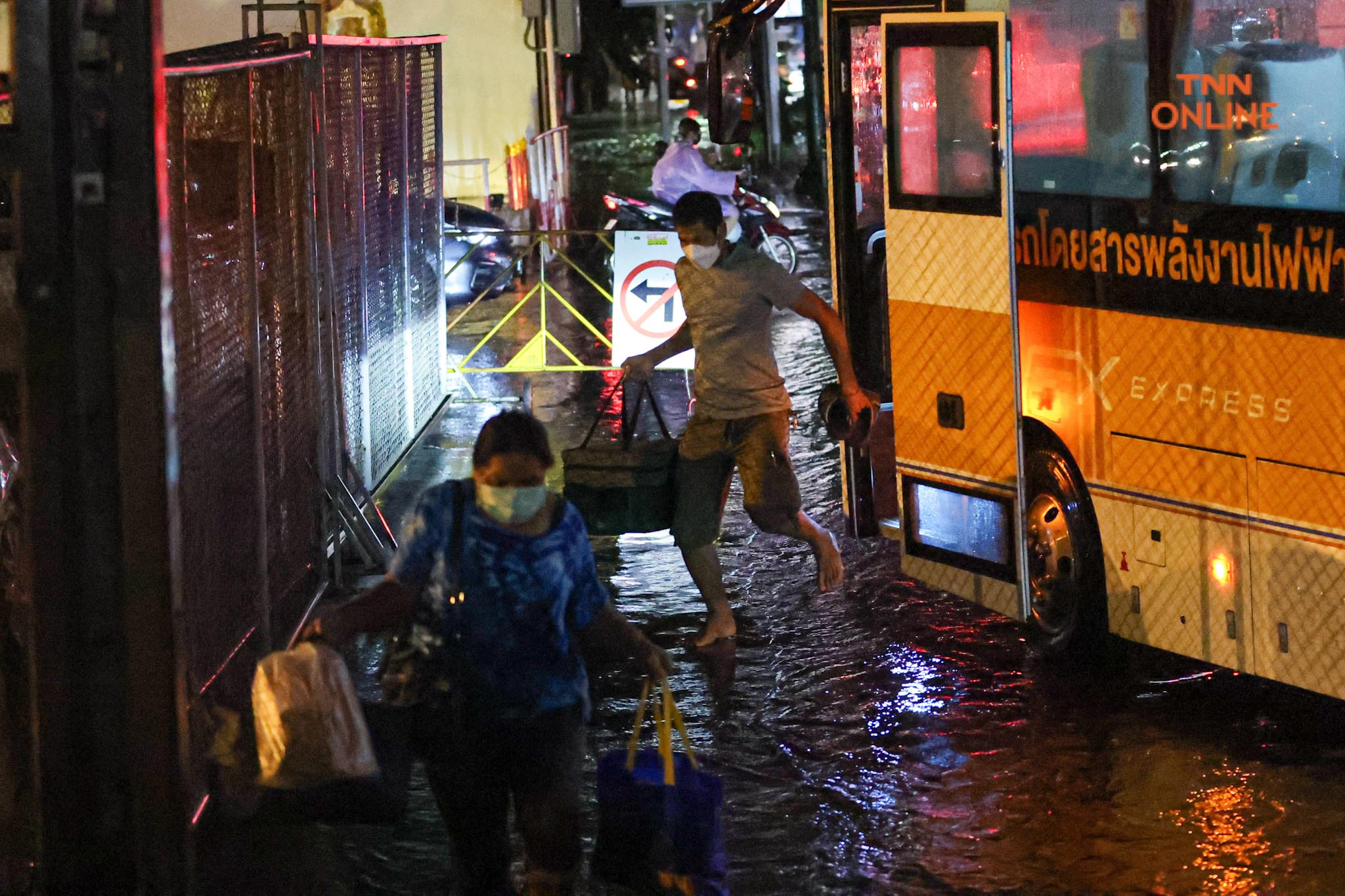 ฝนถล่มกรุง น้ำท่วมขัง บีทีเอส หมอชิต การสัญจรลำบาก ฝนถล่มกรุง น้ำท่วมขัง บีทีเอส หมอชิต การสัญจรลำบาก