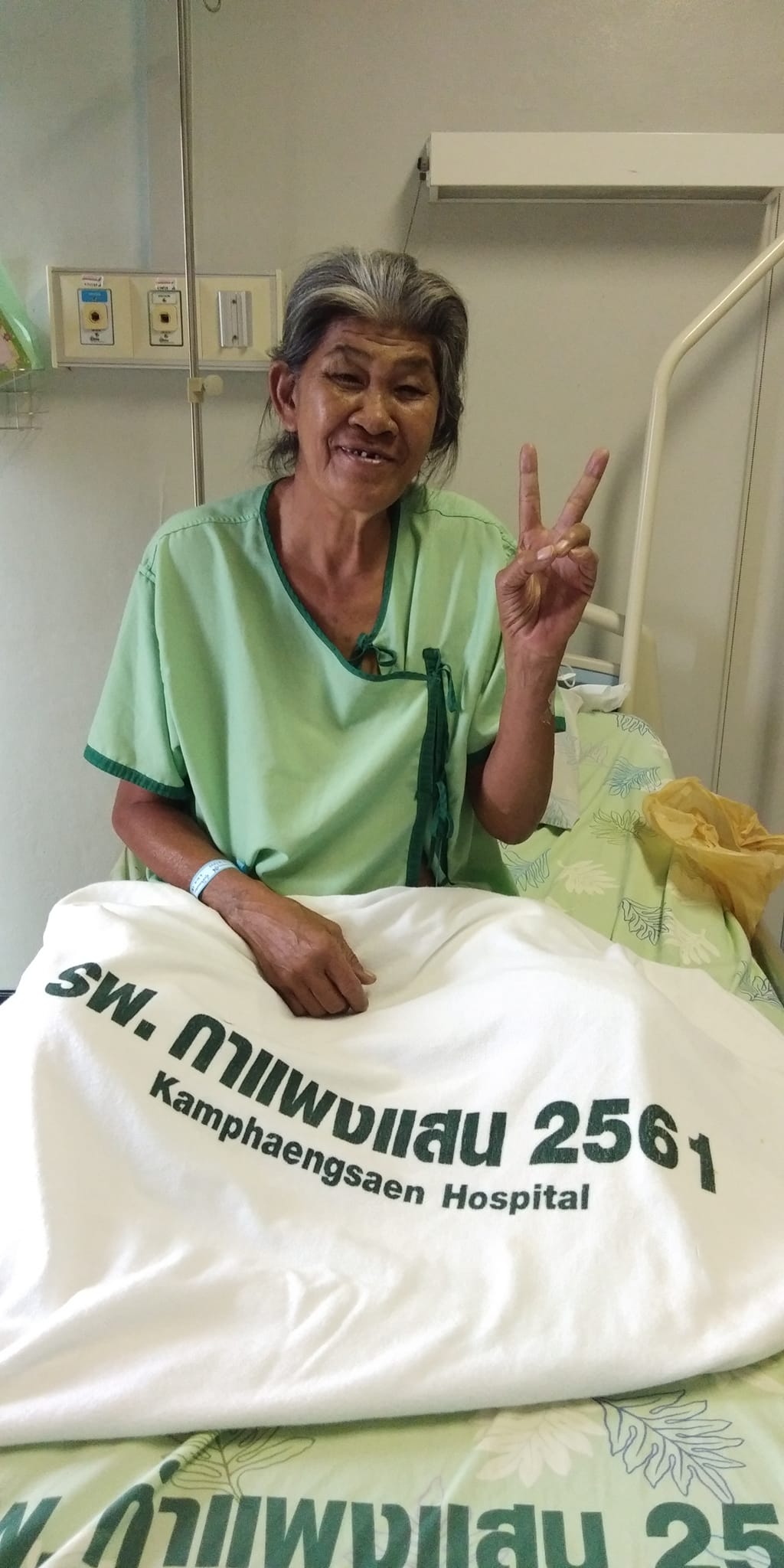 กำลังใจล้น! “ยายชา ระเบิดเถิดเทิง” เข้าโรงพยาบาล หลังน้ำท่วมปอด