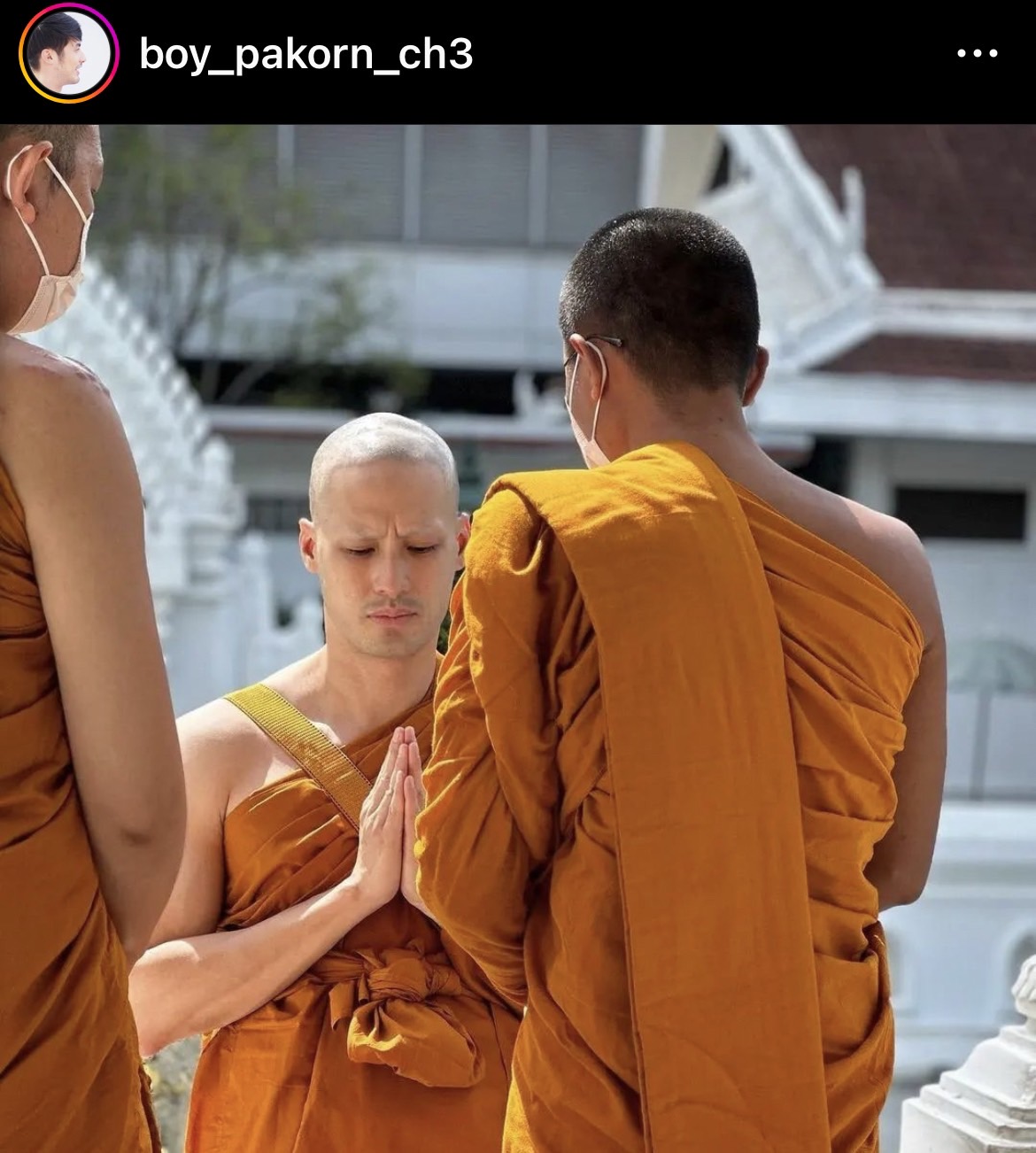 เฟย์ ร่วมอนุโมทนาบุญ ถือหมอนงานบวช พระบอย 