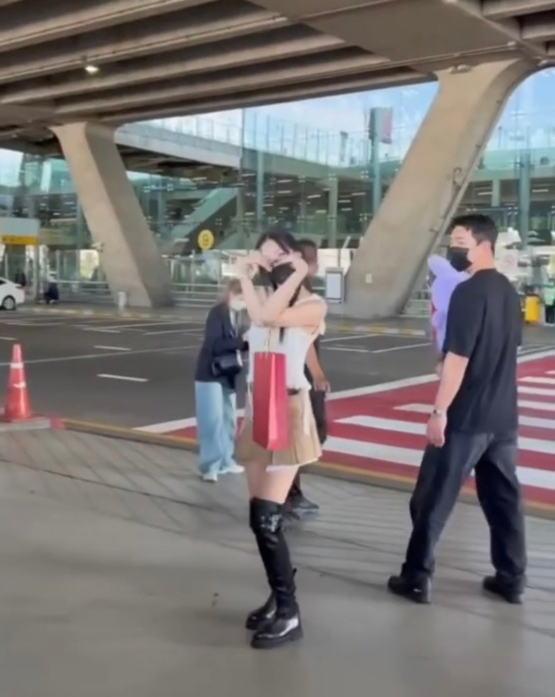 ถึงไทยแล้ว! ซานดาร่า-ซอนมี บินลัดฟ้าร่วมงานเคาท์ดาวน์ที่พัทยา