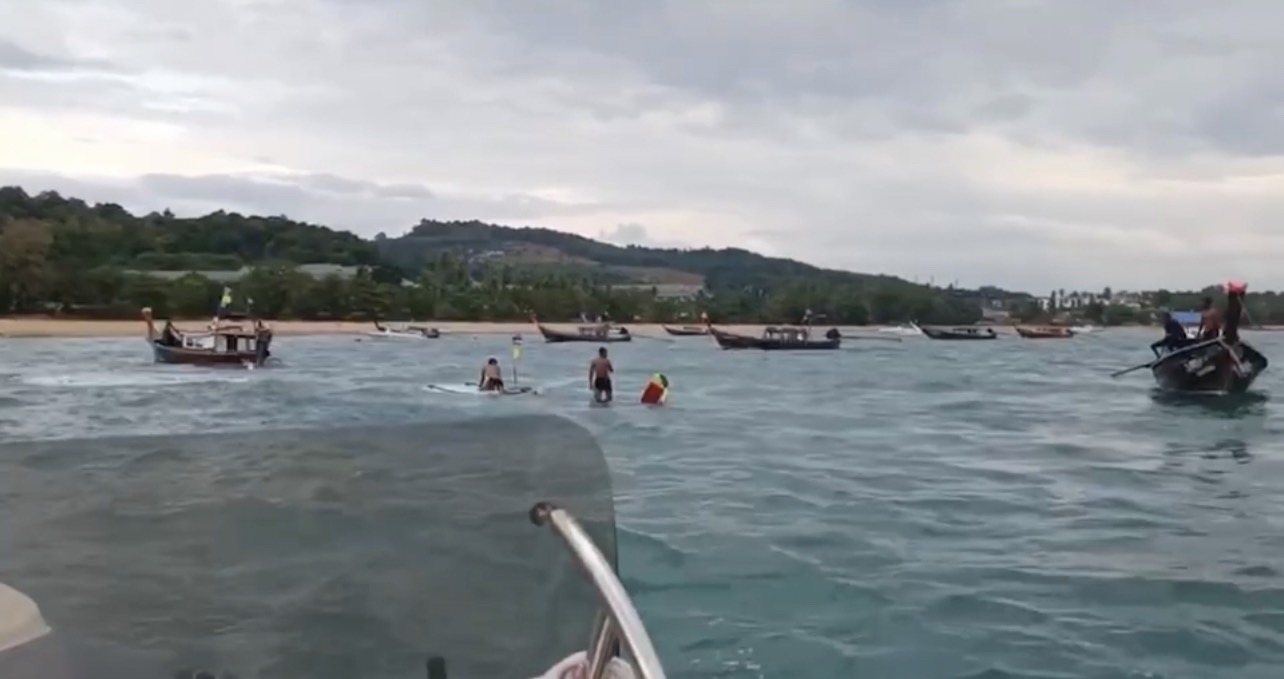 เปิดภาพคลื่นซัด เรือหางยาว นำเที่ยว ล่มกลางทะเลเกาะห้อง เปิดภาพคลื่นซัด เรือหางยาว นำเที่ยว ล่มกลางทะเลเกาะห้อง