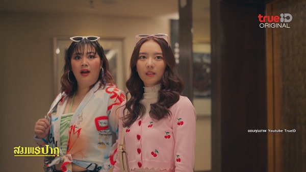 “ลี-แพรวา” นำทีมนักแสดง “สมพรปาก” ร่วมสักการะพระตรีมูรติกับแฟนๆ   (มีคลิป)