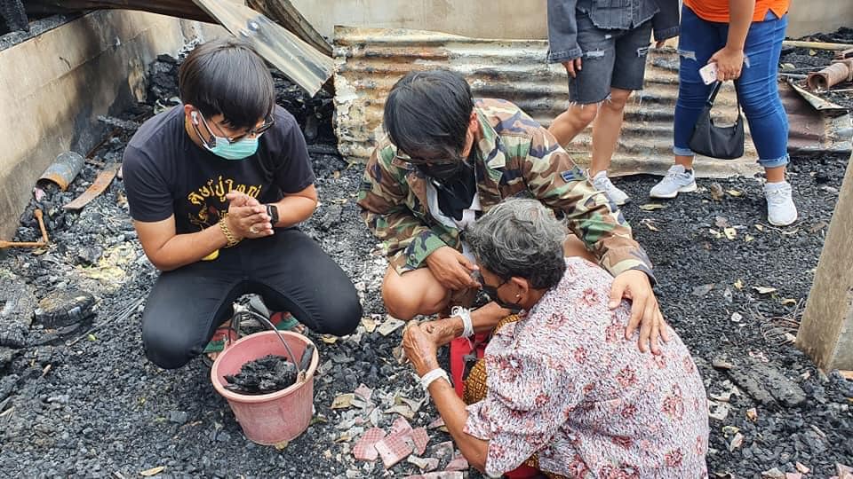 เพชร สหรัตน์ มอบเงินเฉียดล้าน!! รุดสร้างบ้านใหม่ให้ยาย หลังถูกไฟไหม้ เพชร สหรัตน์ มอบเงินเฉียดล้าน!! รุดสร้างบ้านใหม่ให้ยาย หลังถูกไฟไหม้