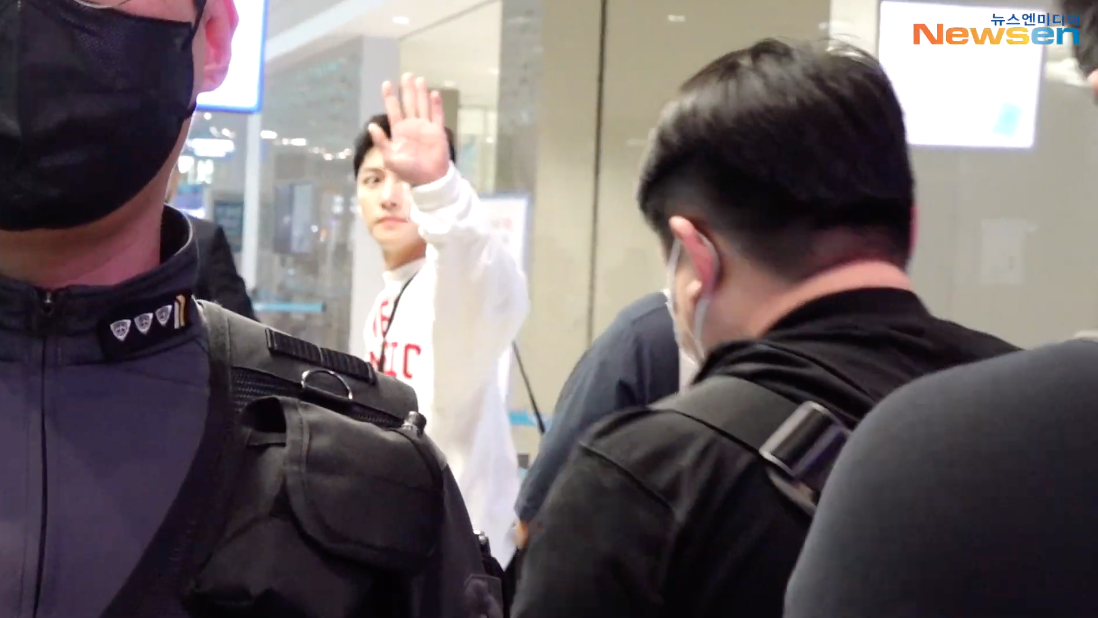 'อุคจ๋า' มาแล้ว!! เปิดลุค 'จีชางอุค' หล่อคูลที่สนามบินก่อนลัดฟ้าจัดแฟนมีตไทยรอบ 6 ปี 'อุคจ๋า' มาแล้ว!! เปิดลุค 'จีชางอุค' หล่อคูลที่สนามบินก่อนลัดฟ้าจัดแฟนมีตไทยรอบ 6 ปี