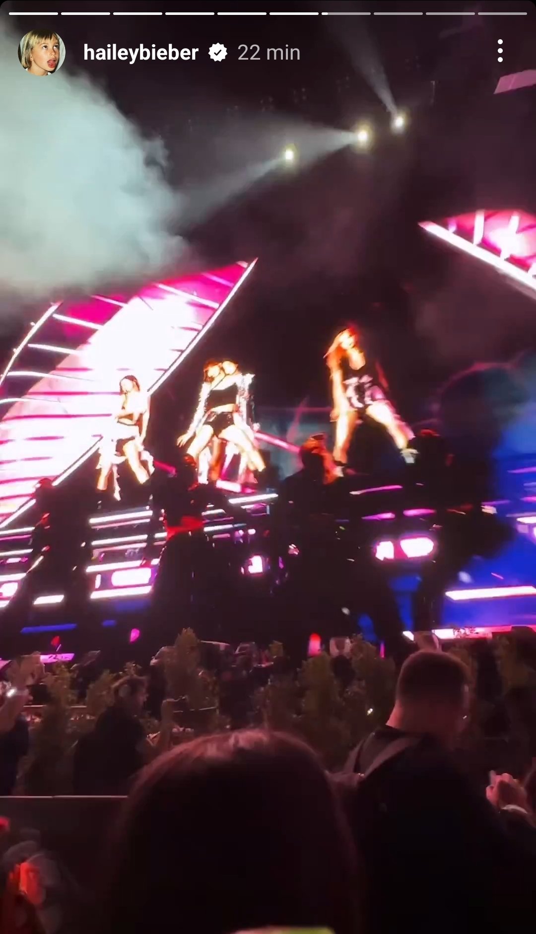 น่ารักเท่าโลก!! ‘ลิซ่า BLACKPINK’ กระทบไหล่ ‘Billie Eilish - Tyga - Dominik Fike’ น่ารักเท่าโลก!! ‘ลิซ่า BLACKPINK’ กระทบไหล่ ‘Billie Eilish - Tyga - Dominik Fike’