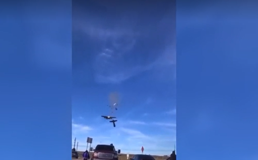 ระทึก! เปิดนาที เครื่องบินสมัยสงครามโลก 2 ลำ พุ่งชนกันกลางอากาศ