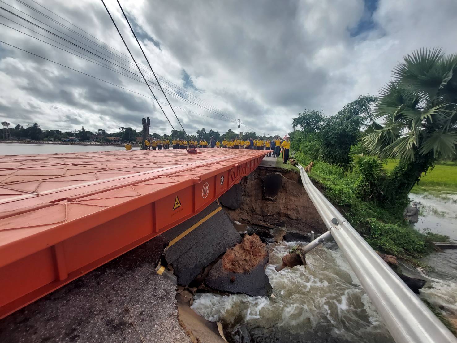 กลาโหม ส่งเหล่าทัพช่วยเหลือประชาชน ส่งถุงยังชีพ - ติดตั้งสะพานชั่วคราว กลาโหม ส่งเหล่าทัพช่วยเหลือประชาชน ส่งถุงยังชีพ - ติดตั้งสะพานชั่วคราว
