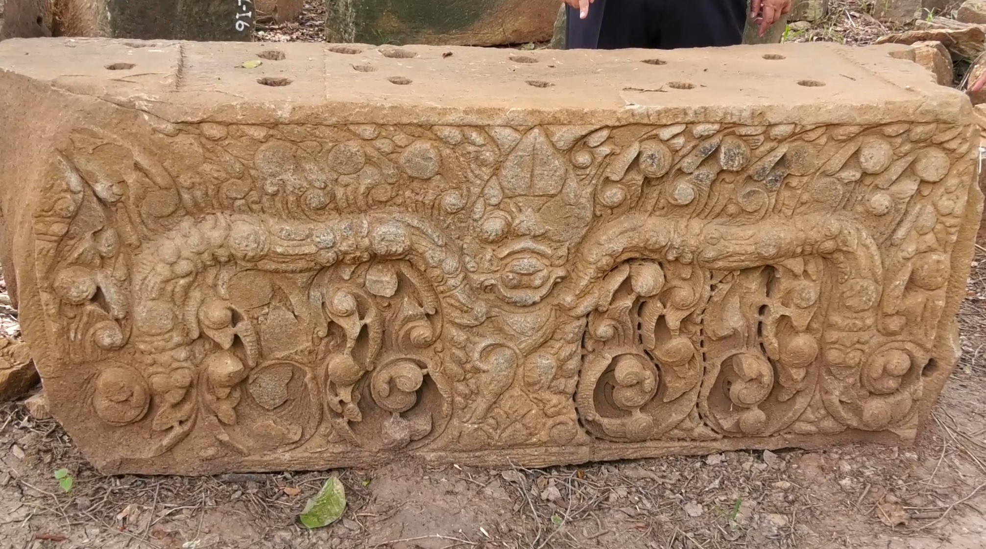 โคราชขุดพบ ทับหลัง 4 ด้าน อายุกว่า 1,000 ปี ที่ปราสาทบ้านบุใหญ่ 