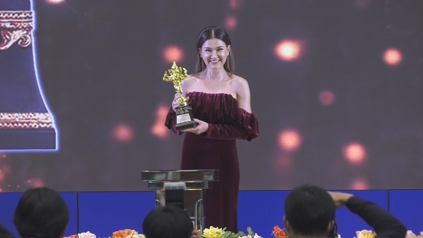 แซม-แอน นำทีมคนบันเทิงตบเท้าเข้ารับรางวัลพิฆเนศวร ครั้งที่ 11    (มีคลิป)