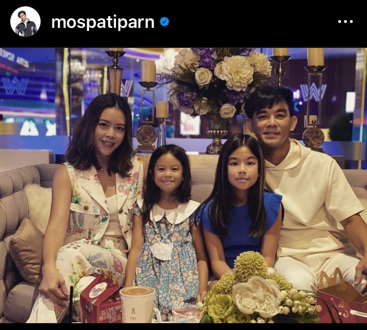 มอส ปฏิภาณ บินตรงจากยุโรปแสดงความยินดีลูกสาวคนโตเรียนจบชั้นประถม มอส ปฏิภาณ บินตรงจากยุโรปแสดงความยินดีลูกสาวคนโตเรียนจบชั้นประถม