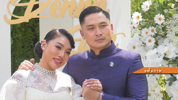 “ดา-เดนนิส” ควงคู่จดทะเบียนสมรสที่เขตสะพานสูง   (มีคลิป)