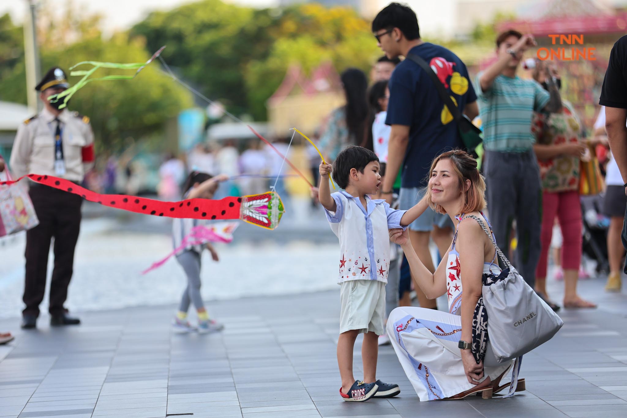 นทท.สนุกสุดเหวี่ยง เล่นว่าวริมแม่น้ำเจ้าพระยา