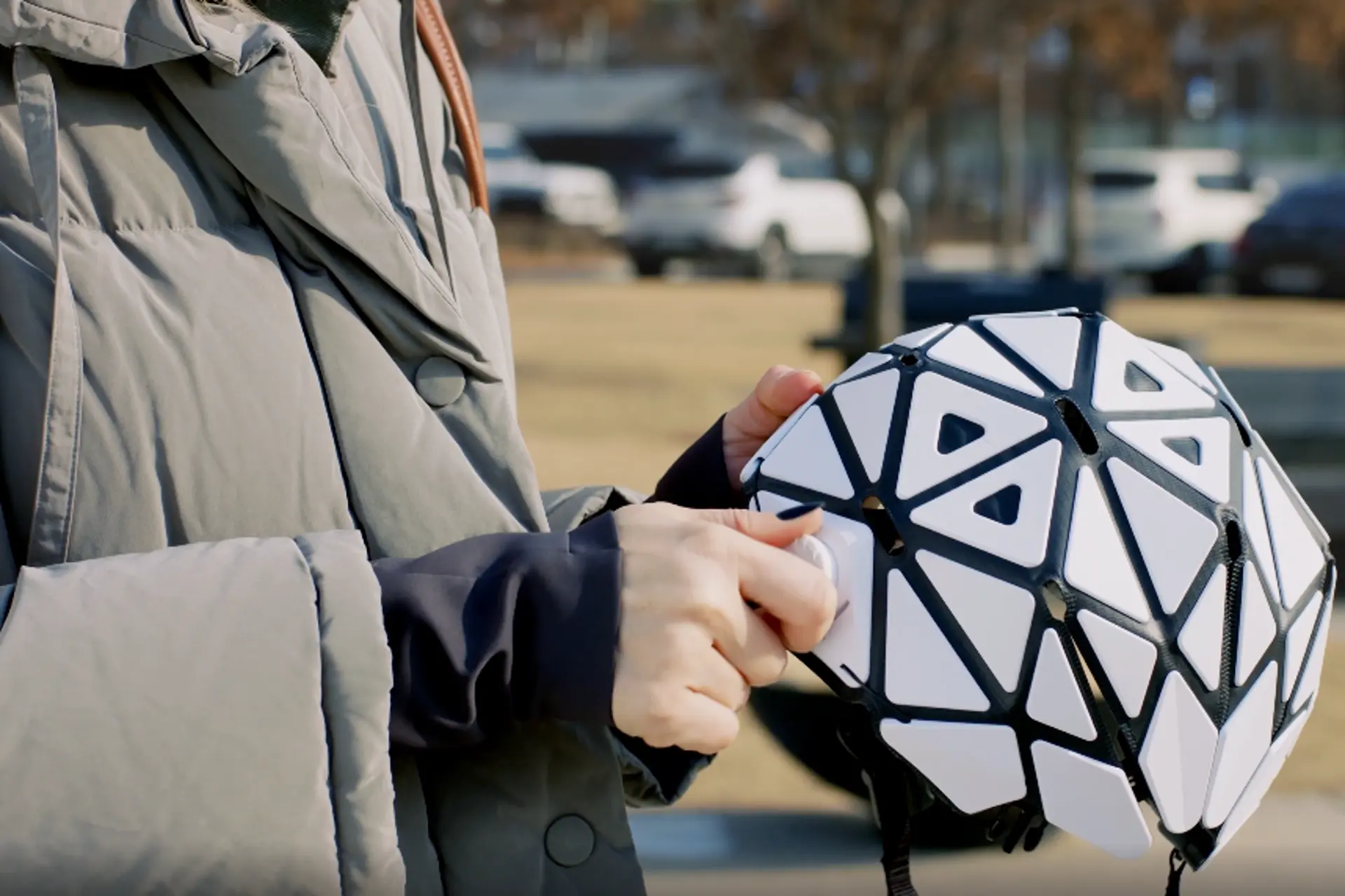 เจ๋งดี ! หมวกกันน็อก Origami พับได้ พกพาง่าย ใส่กระเป๋าสะดวก เจ๋งดี ! หมวกกันน็อก Origami พับได้ พกพาง่าย ใส่กระเป๋าสะดวก