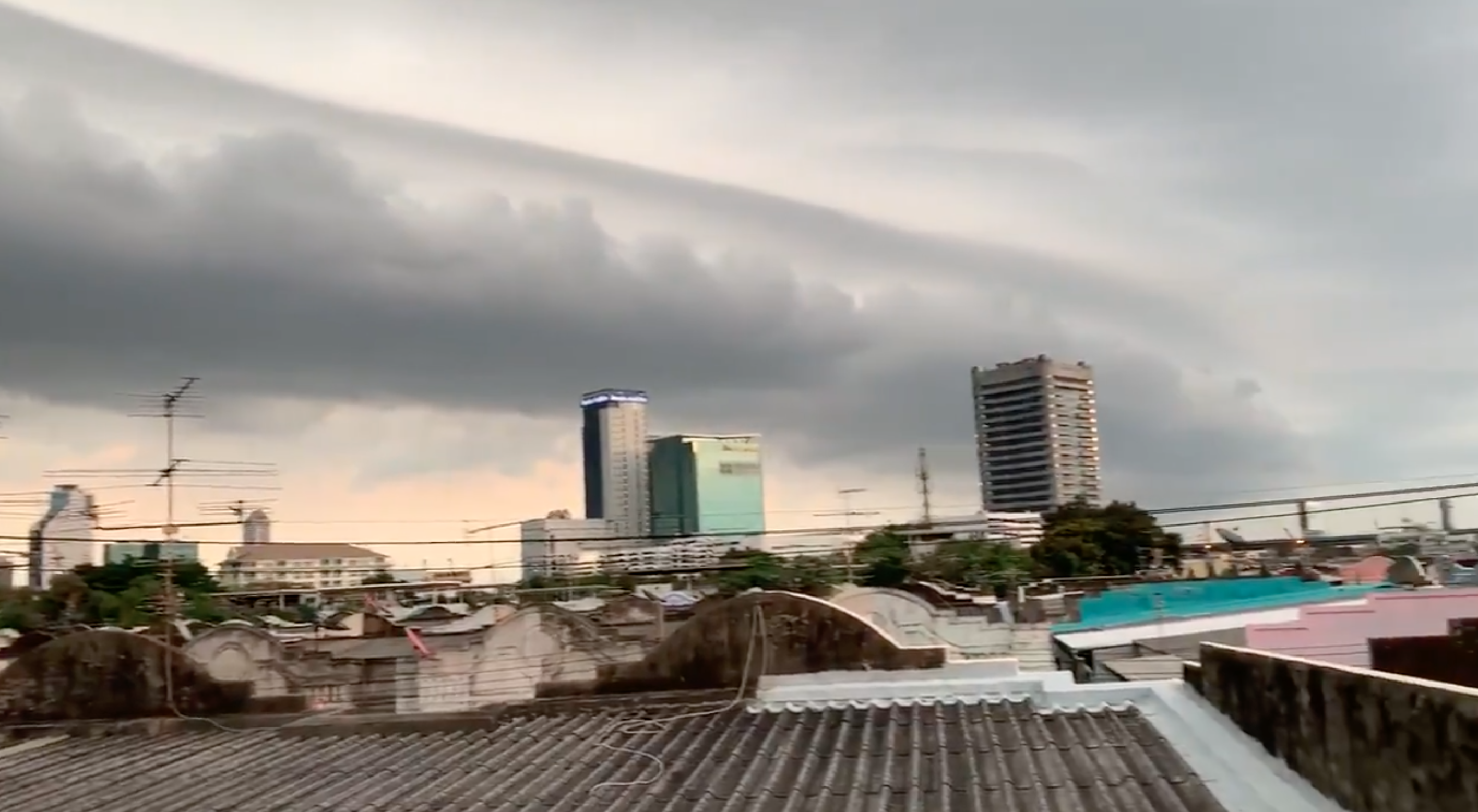 ชาวทวีตแชร์ภาพ “คลื่นเมฆ ก่อตัวเป็นแถบก่อนฝนถล่มกทม.