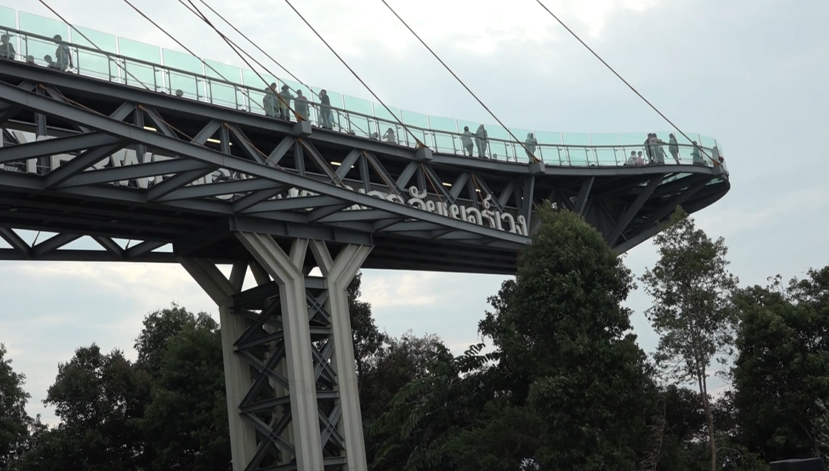 ที่เที่ยวเบตง “สกายวอล์กอัยเยอร์เวง” นทท.แห่ดับร้อนสัมผัส 23 องศาฯ