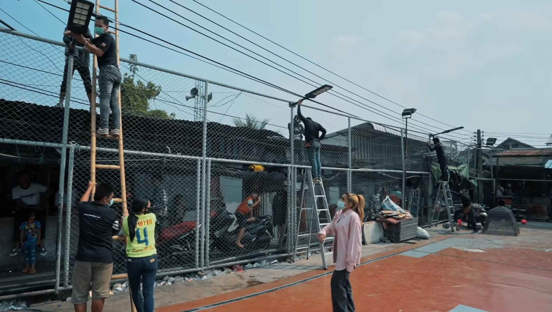 'พิมรี่พาย' จัดให้! ทุ่มเงินแสนติดไฟให้ชุมชนคลองเตย