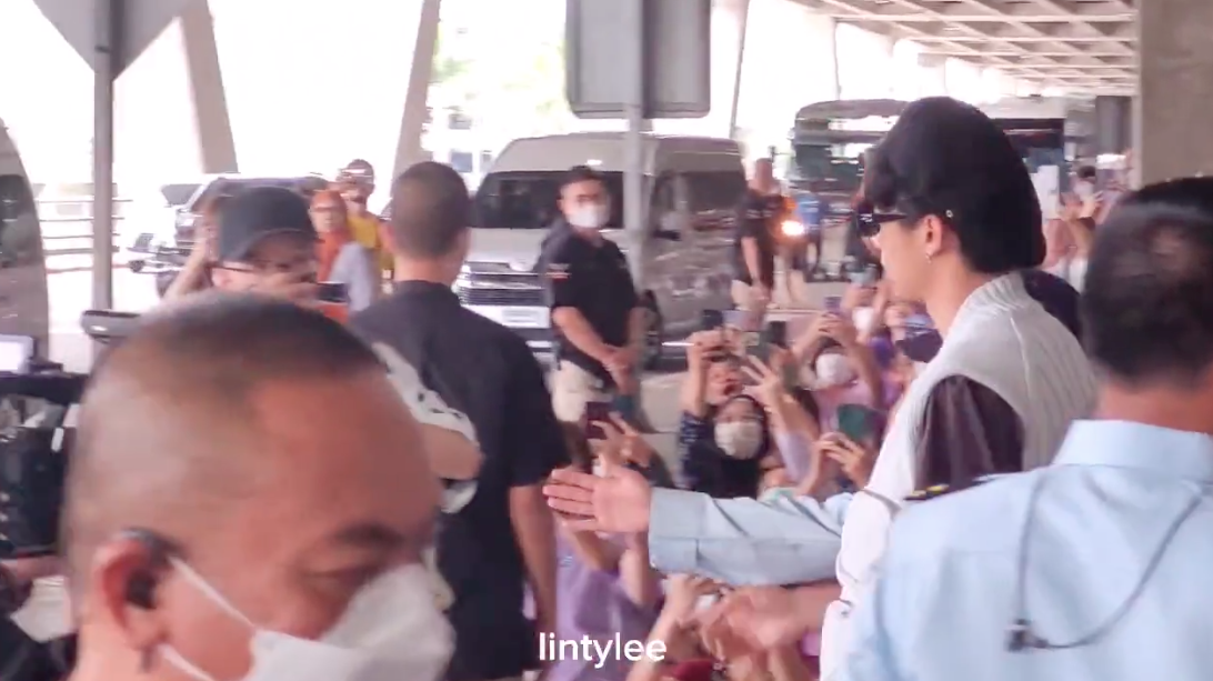 ตี๋ถึงไทยแล้ว!! 'ดีแลน หวัง' พระเอก F4 จีน พร้อมถ่ายทำ Keep Running ในกรุงเทพและพัทยา ตี๋ถึงไทยแล้ว!! 'ดีแลน หวัง' พระเอก F4 จีน พร้อมถ่ายทำ Keep Running ในกรุงเทพและพัทยา