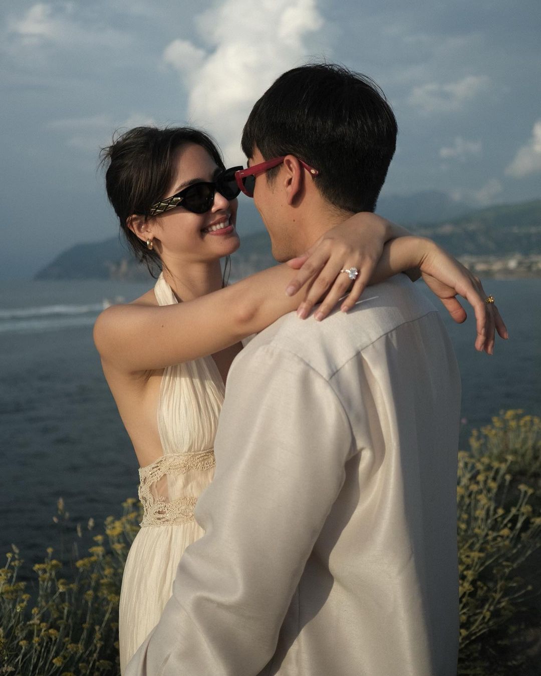 ออร่าคนมีความสุข ญาญ่า อวดแหวนเพชรที่ ณเดชน์ ขอแต่งงาน ในงานอีเว้นท์ (มีคลิป) 