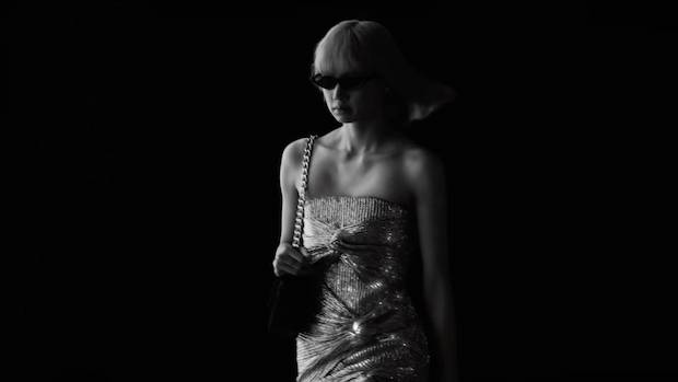 เดินสับสะกดใจ!! ‘ลิซ่า BLACKPINK’ อวดลีลาบนแคตวอล์กประชันนางแบบโลก (มีคลิป)