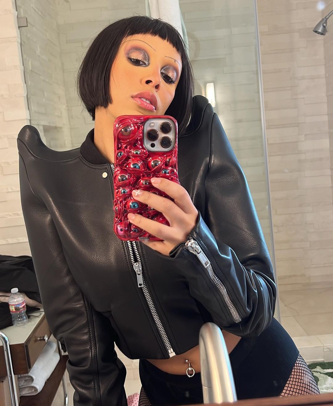 ตัวตึงที่ปารีส!! ‘โดจา แคท’ ชวนตื่นตารายวันกับลุคนั่งชมแฟชั่นโชว์