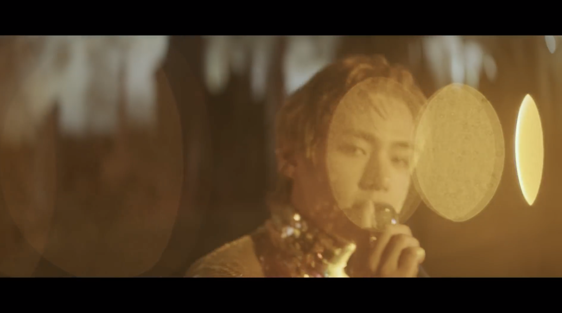 ใจเหลวไปหมดแล้ว!! 'วี BTS' อวดลีลาในเอ็มวีเพลงเดี่ยว Love Me Again 