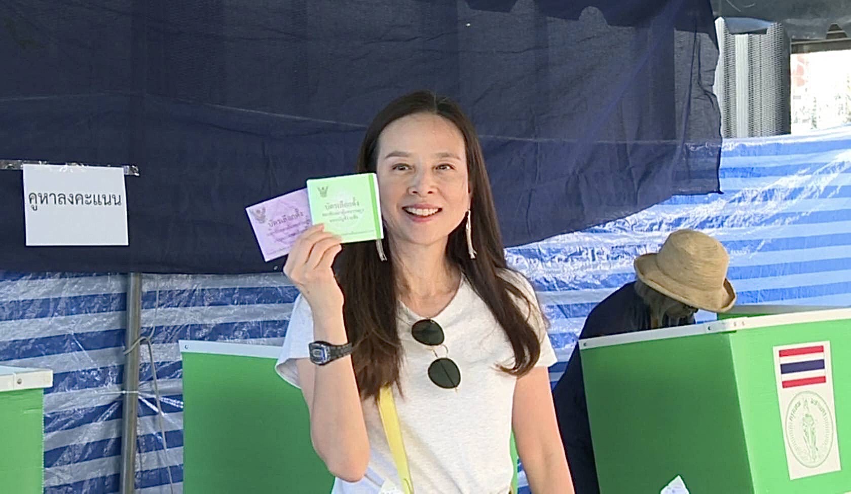 เลือกตั้ง 2566 'มาดามแป้ง' ใช้สิทธิเลือกตั้งเขต 4 กทม. หวังรัฐบาลใหม่หนุนกีฬามากขึ้น