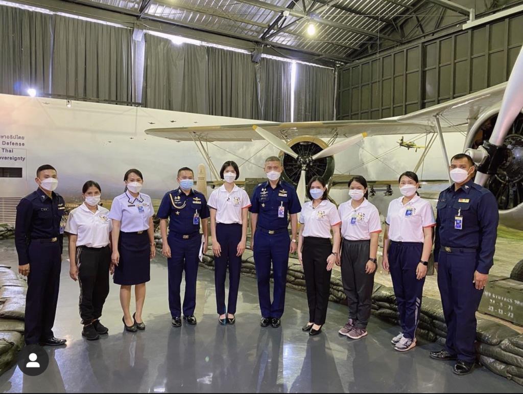 'เทนนิส พาณิภัค' เปลี่ยนลุคผมสั้นสวมเครื่องแบบทหารอากาศหญิงเต็มยศ