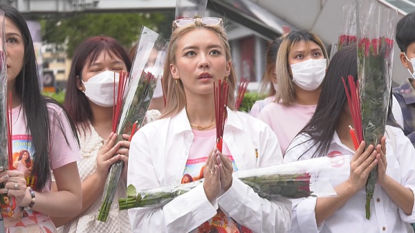 “ลี-แพรวา” นำทีมนักแสดง “สมพรปาก” ร่วมสักการะพระตรีมูรติกับแฟนๆ   (มีคลิป)