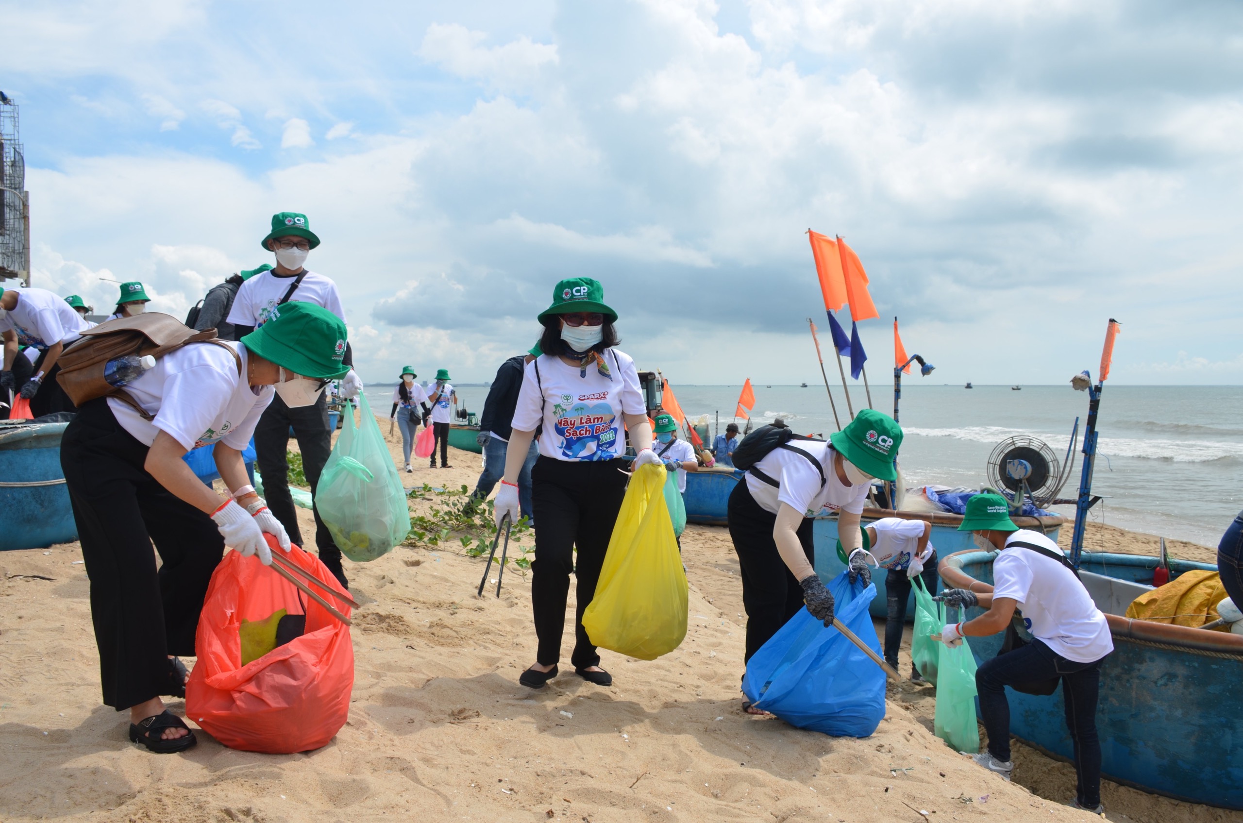 ซี.พี.เวียดนาม รวมพลังเก็บขยะ คืนความสะอาดให้ชายหาดจังหวัดบาเรีย-วุ่งเต่า