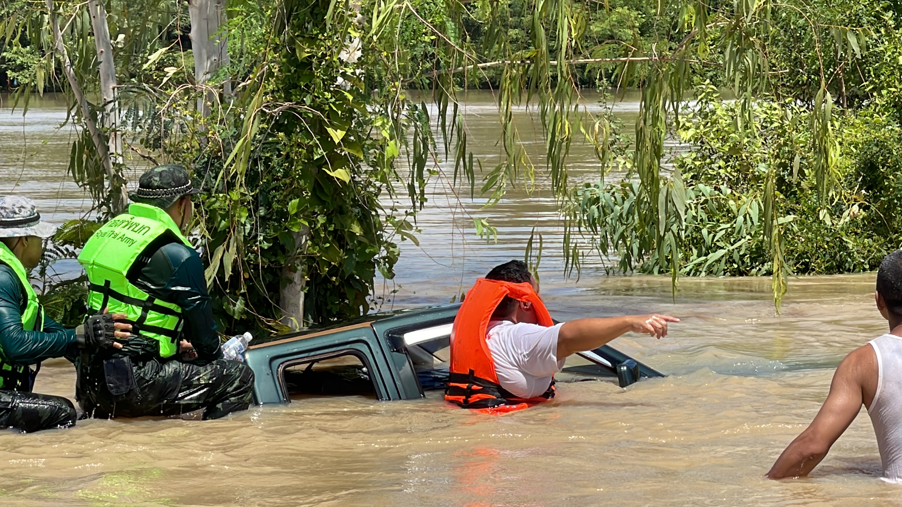 นาทีระทึก! หนองคายน้ำท่วม ซัด รถกระบะ จมมิดคัน นาทีระทึก! หนองคายน้ำท่วม ซัด รถกระบะ จมมิดคัน