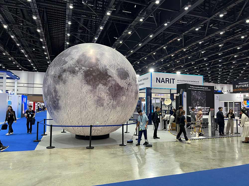 ดวงจันทร์จะอยู่ใกล้คุณมากกว่าที่เคย พบกับ “ดินดวงจันทร์จากยานฉางเอ๋อ 5” ในงาน อว. แฟร์ ณ ศูนย์สิริกิติ์ กรุงเทพฯ ดวงจันทร์จะอยู่ใกล้คุณมากกว่าที่เคย พบกับ “ดินดวงจันทร์จากยานฉางเอ๋อ 5” ในงาน อว. แฟร์ ณ ศูนย์สิริกิติ์ กรุงเทพฯ