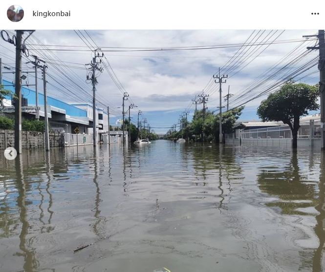 คิง ก่อนบ่าย ช่วยน้ำท่วมบางปู พร้อมมอบข้าวให้อาสา