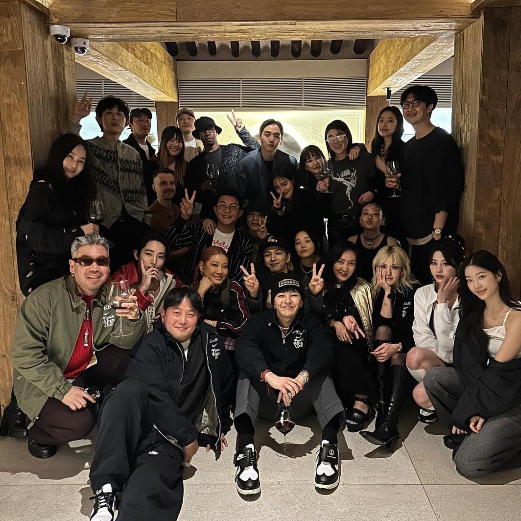 “G-Dragon” , “แทยัง” และ “แดซอง”  วง “BIGBANG” ถ่ายรูปด้วยกันอีกครั้งในรอบ 6 ปี