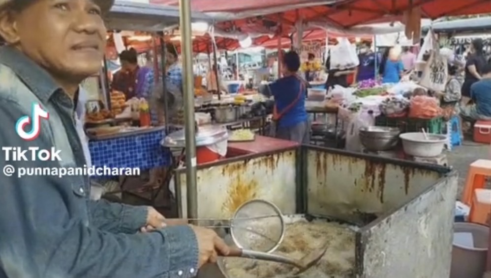 แห่ให้กำลังใจ ไมเคิ่น ตั๋ง ก็อปปี้โชว์ชื่อดัง ขายของในตลาดนัด แห่ให้กำลังใจ ไมเคิ่น ตั๋ง ก็อปปี้โชว์ชื่อดัง ขายของในตลาดนัด