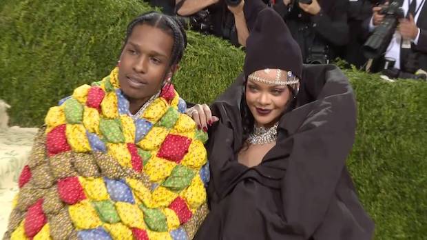 หรือจะท้องแฝด?!! แฟนๆ แห่เดาหลัง ‘ริฮานน่า’ อวดครรภ์ให้เห็นเต็มๆ หรือจะท้องแฝด?!! แฟนๆ แห่เดาหลัง ‘ริฮานน่า’ อวดครรภ์ให้เห็นเต็มๆ