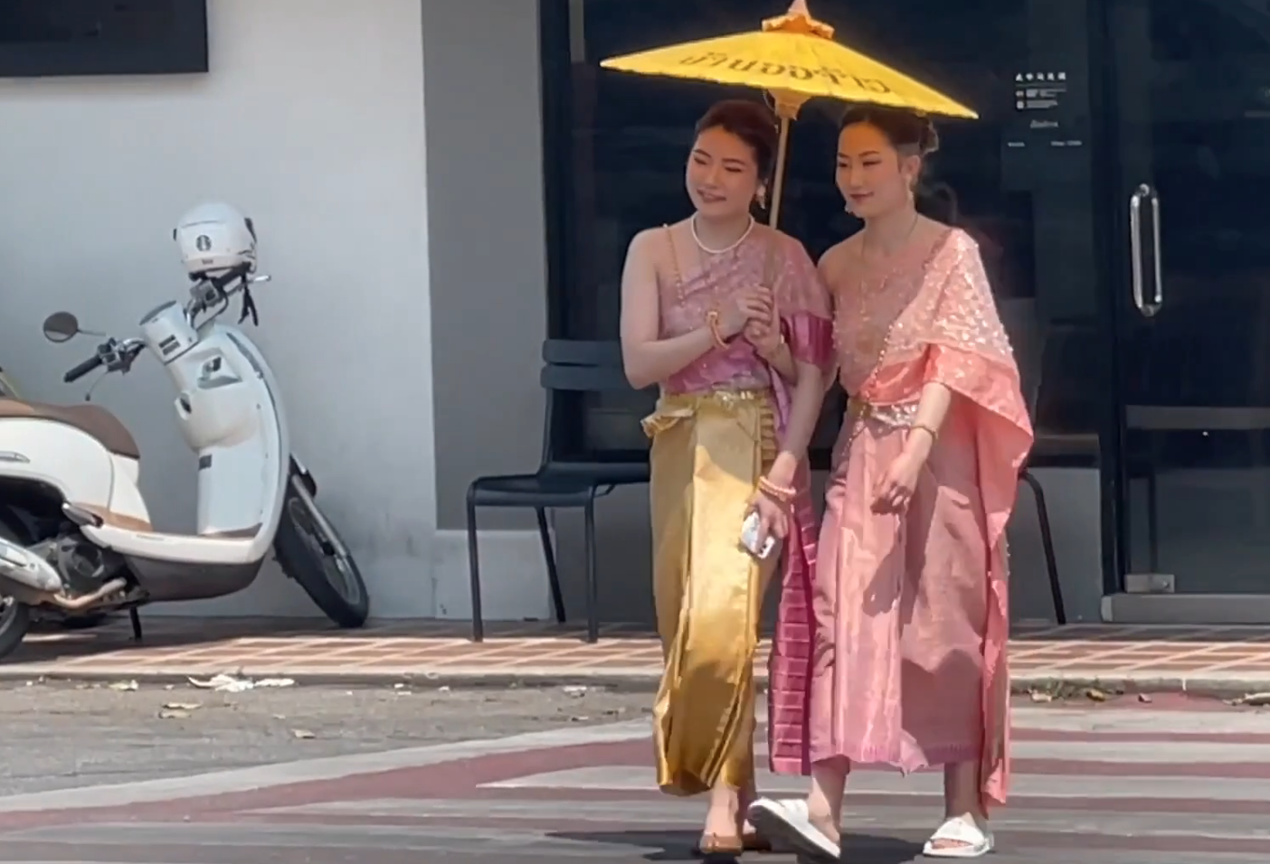 ชุดไทยฟีเวอร์ ! สาวจีนเที่ยวเชียงใหม่แต่งประชันถ่ายลงโซเชียล ชุดไทยฟีเวอร์ ! สาวจีนเที่ยวเชียงใหม่แต่งประชันถ่ายลงโซเชียล