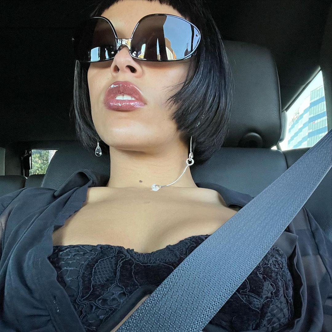 ตัวตึงที่ปารีส!! ‘โดจา แคท’ ชวนตื่นตารายวันกับลุคนั่งชมแฟชั่นโชว์