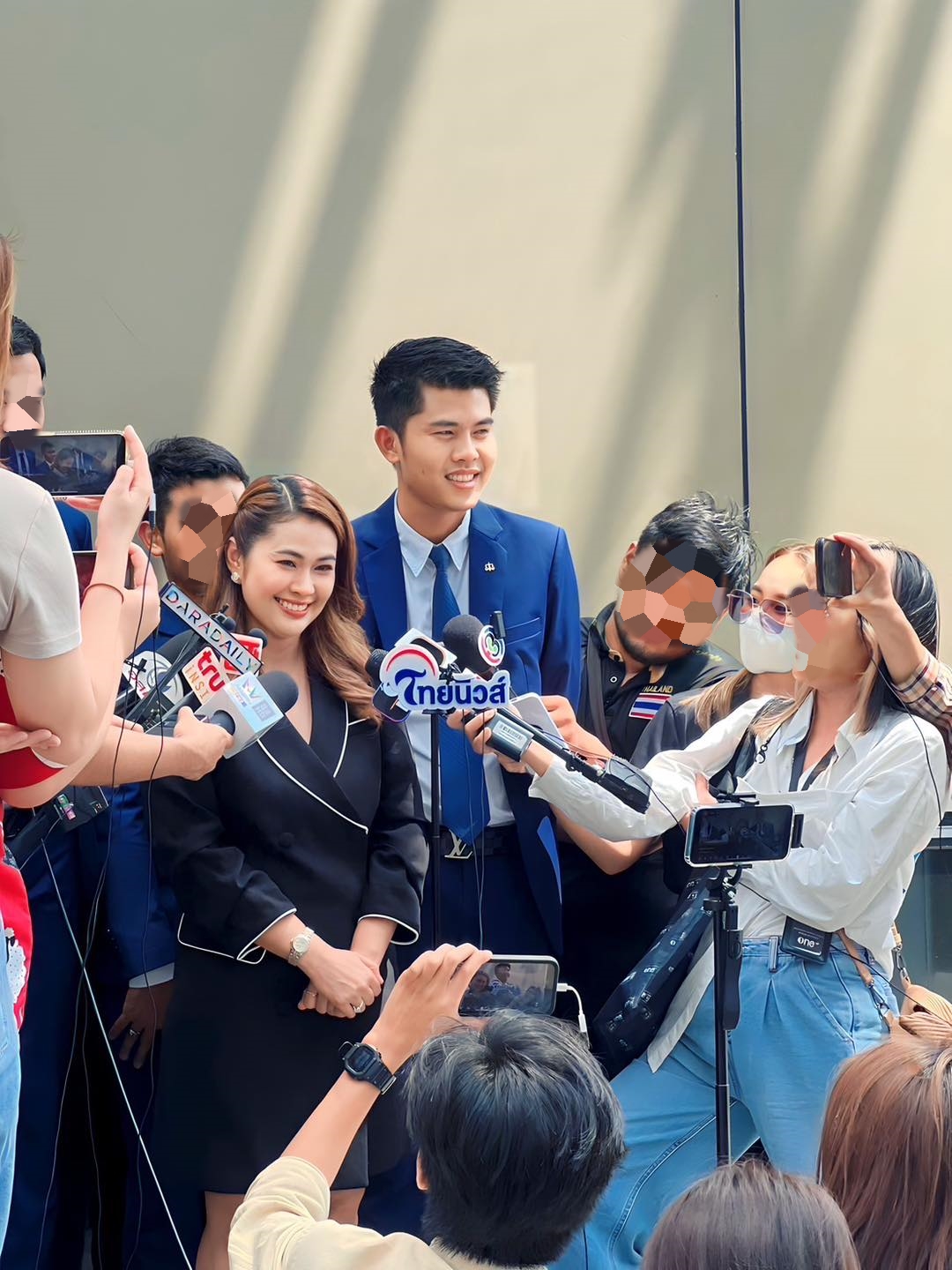จูน เพ็ญชุลี รอเก้อ คู่กรณีไม่มาศาล พร้อมโต้เป็นแค่แฟนเพลงไม่ใช่ชู้