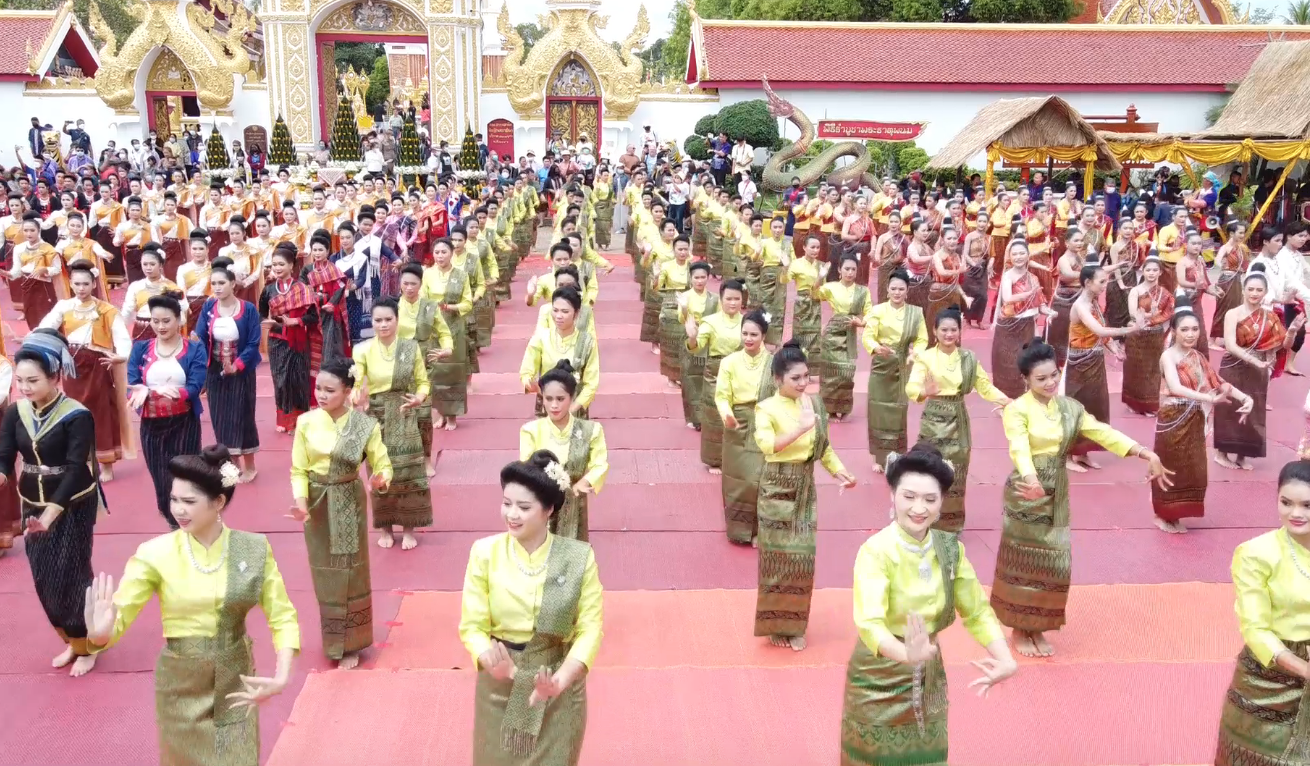 วันออกพรรษา 2565 นทท.ไทย-ลาว ชื่นชม รำบูชาพระธาตุพนมอลังการ 