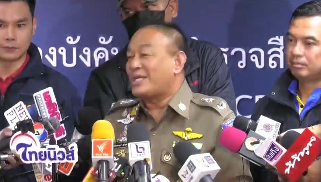 แอนนา  เดินทางเข้าพบตำรวจ รับทราบ 2 ข้อกล่าวหา 