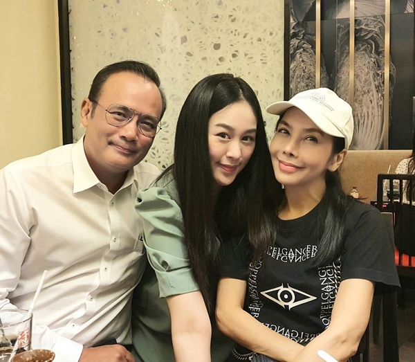 มยุรา รับน้องน้ำตาลลูกสาว กำลังจะเป็นซิงเกิ้ลมัม มยุรา รับน้องน้ำตาลลูกสาว กำลังจะเป็นซิงเกิ้ลมัม