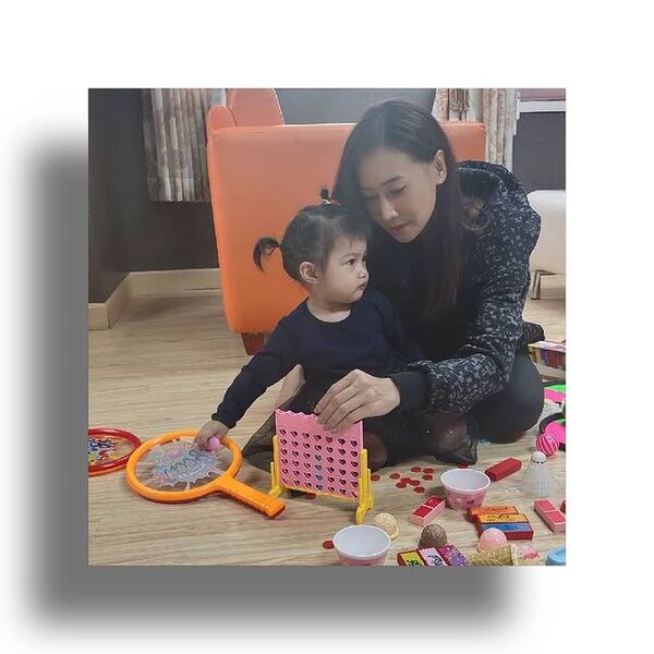 “ติ๊ก บิ๊กบราเธอร์” เดินหน้าง้ออดีตสามีหรือเปล่า? หลังโพสต์ขอบคุณ “หนุ่ม ศรราม” พร้อมคลิปที่ลูกสาวกำลังเล่นดอกกุหลาบสำนึกผิดสีส้ม 