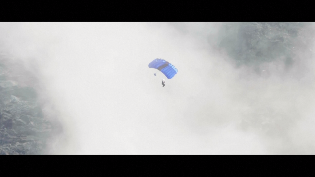 หวาดเสียวสุดๆ!! 'ทอม ครูซ' ซิ่งสองล้อข้ามสะพานขาดดิ่งหน้าผาใน Mission: Impossible 7