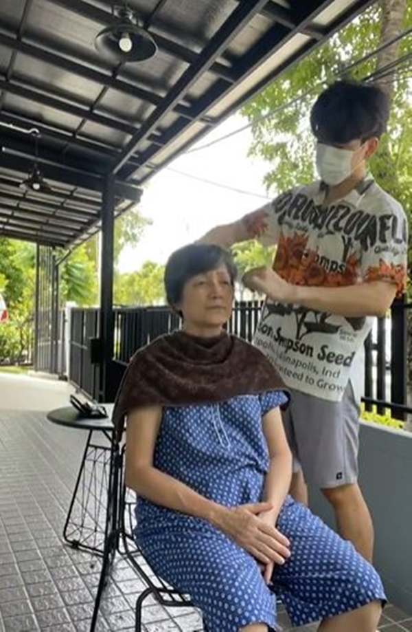 นิว วงศกร รับบทช่างตัดผม ให้คุณแม่ ในยุคโควิด-19