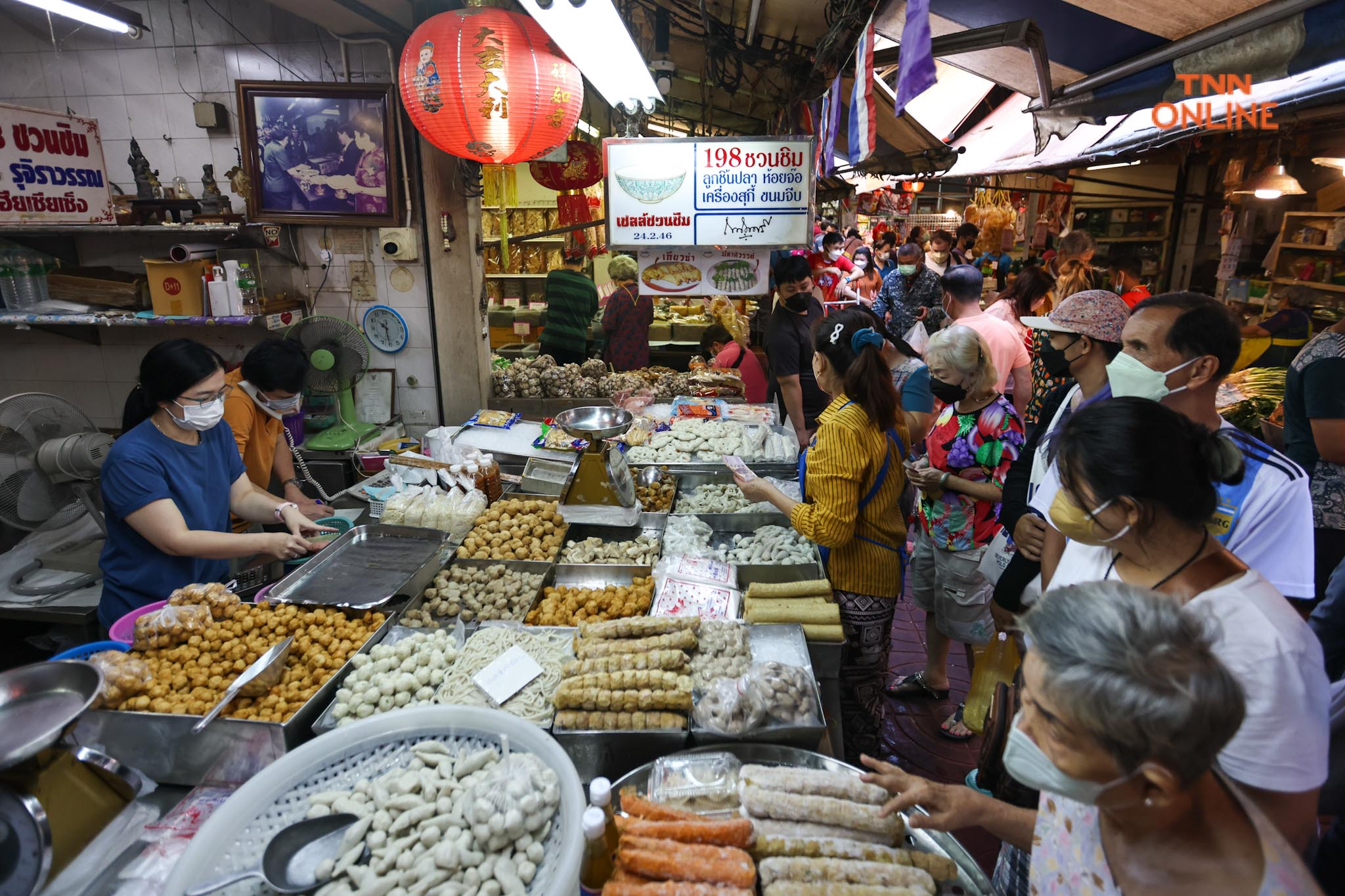 วันจ่ายเยาวราชคึกคัก ชาวไทยเชื้อสายจีนเลือกซื้อของไหว้ตรุษจีน วันจ่ายเยาวราชคึกคัก ชาวไทยเชื้อสายจีนเลือกซื้อของไหว้ตรุษจีน